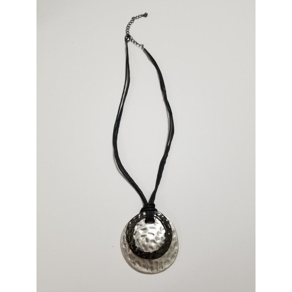 Sixteen inch necklace with two inch pendant n124